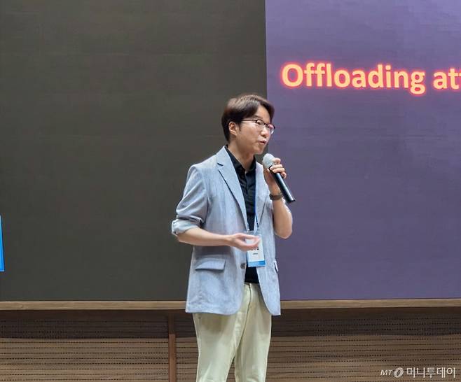 임의철 SK하이닉스 부사장이 15일 전남 여수에서 열린 '2025 반도체공학회 하계종합학술대회'에서 강연하고 있다./사진=최지은 기자