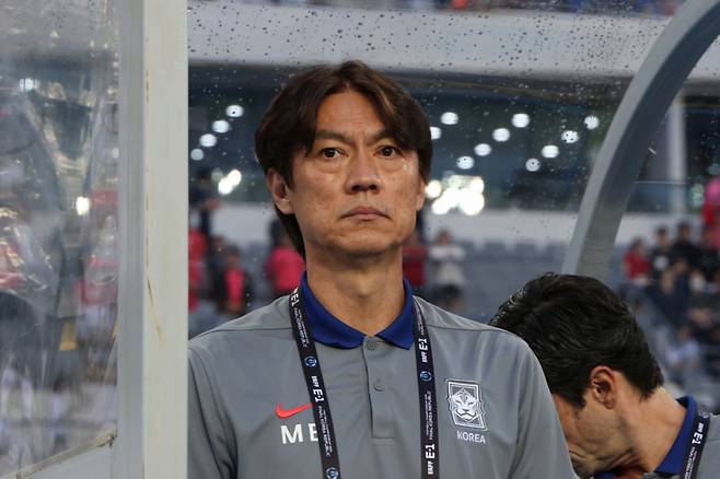 홍명보 대한민국 축구 국가대표팀 감독이 15일 오후 경기 용인시 처인구 용인미르스타디움에서 열린 2025 동아시아축구연맹(EAFF) E-1 챔피언십 남자부 대한민국과 일본의 경기에서 선수들을 지켜보고 있다. /사진=뉴스1