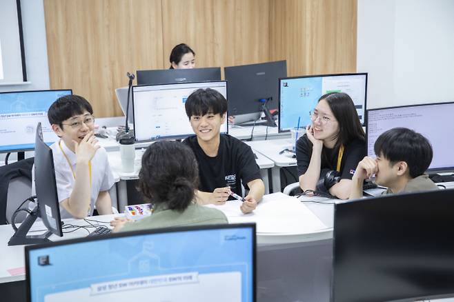 진로 탐색과 직무 전환을 위한 코딩 학습이 늘어나는 등 Z세대들의 코딩에 대한 인식도 변화하고 있다.  사진은 지난 6월 SSAFY 12기 교육생들이 팀 프로젝트를 수행하기 위해 토론을 하고 있는 모습. /사진=뉴스1