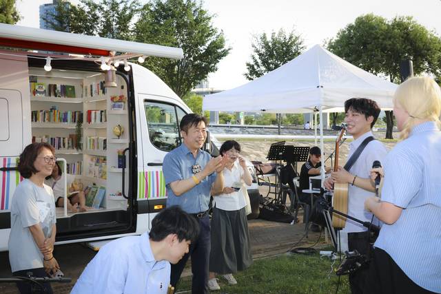 전성수(가운데) 서울 서초구청장이 12일  ‘여행하는 서재, 한강에서 잠시 멈춤’ 특별전에 참석해 이야기를 나누고 있다. 서초구청 제공