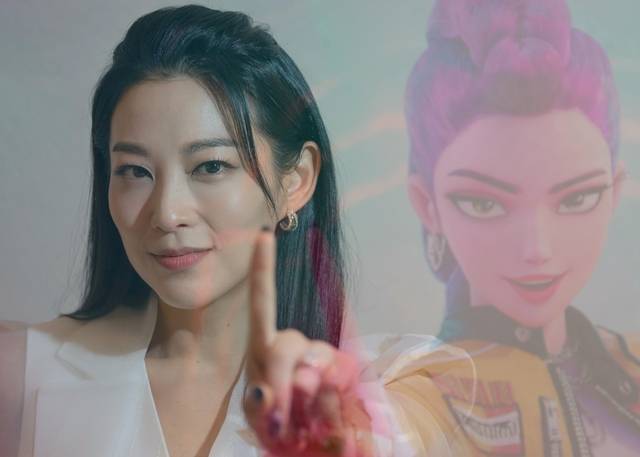 넷플릭스 ‘케이팝 데몬 헌터스’ 속 걸그룹 헌트릭스(아래 사진)의 리더 루미 역을 맡은 배우 아덴 조가 14일 문화일보와 만나 “‘우리’로 하나가 된다는 것이 이 작품의 진짜 의미”라면서 작품 속 루미처럼 검지손가락을 치켜들었다. 그래픽 파일과 사진을 결헙하는 다중 촬영 방식으로 찍었다. 백동현 기자