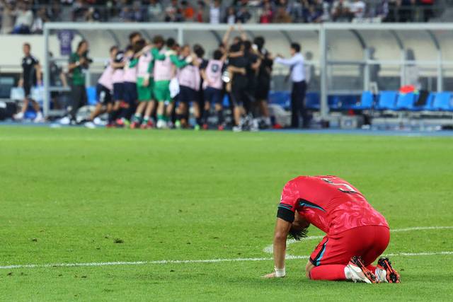 박진섭이 15일 용인미르스타디움에서 열린 2025 EAFF E-1 챔피언십 최종 3차전에서 일본에 0-1로 진 후 무릎을 꿇고 아쉬움을 내비치고 있다. 연합뉴스