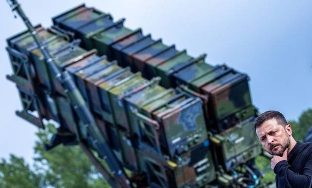 패트리어트 미사일 앞의 볼로디미르 젤렌스키 우크라이나 대통령.  EPA 연합뉴스