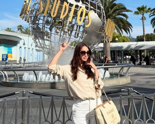 이민정은 베이지색 톤의 의상을 입고 유니버설 스튜디오 앞에서 포즈를 취하고 있다. / 이민정 소셜미디어