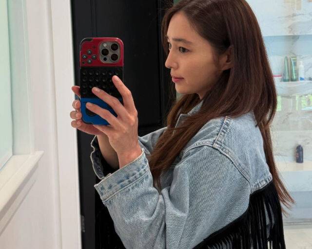 이민정이 수술이 달린 청재킷을 입고 동안 미모를 뽐내고 있다. / 이민정 소셜미디어