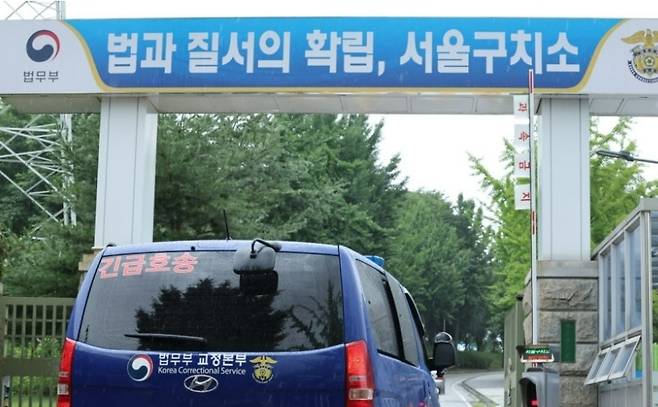 조은석 내란 특검팀이 소환에 불응한 윤석열 전 대통령에 대해 강제구인 절차에 들어간 가운데 14일 윤 전 대통령이 수감된 서울구치소로 법무부 호송차량이 들어가고 있다. [연합]