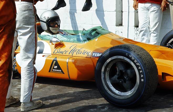 1968년 F1, 브루스 맥라렌(뉴질랜드)의 맥라렌-포드 팀. 현장 분위기를 담은 인물 사진. [MOTORSPORT / BRUCE MCLAREN]