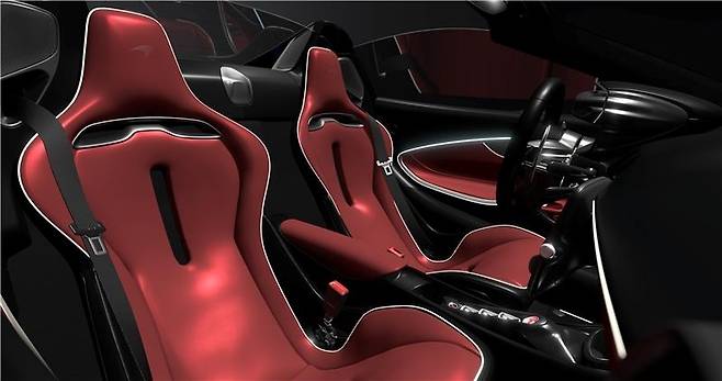 맥라렌 아투라 스파이더 MSO 이그니션 스피어 컬렉션. 프론트 스플리터와 루버, 리어 디퓨저에는 루나 화이트 메탈릭과 볼케이노 레드의 핀스트라이프 팩을 활용했다. [멕라렌ⓒ]