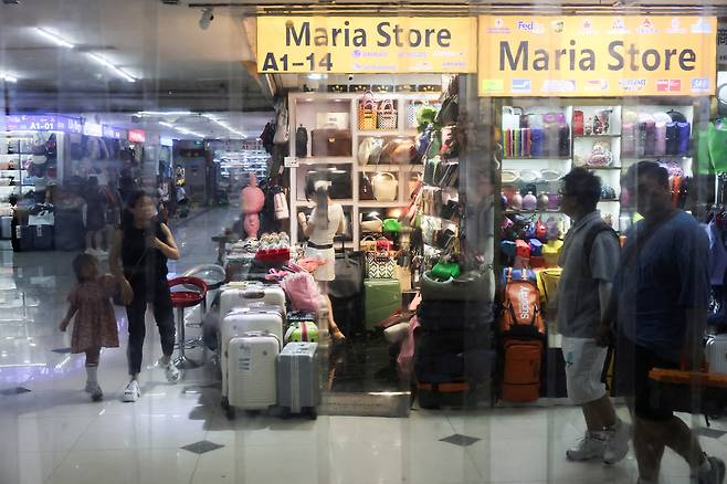 중국 상하이의 한 실내 쇼핑 거리에서 사람들이 쇼핑을 하고 있다. [로이터]