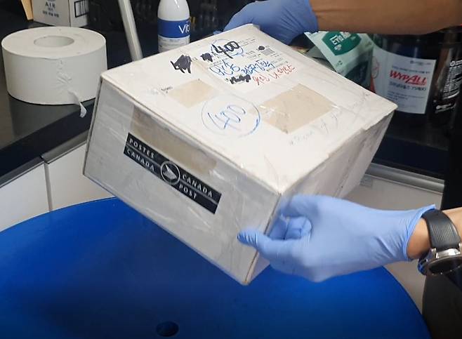 서울경찰청 광역수사단 마약수사1계 수사팀이 압수한 마약이 담긴 택배 상자. [서울경찰청 제공]