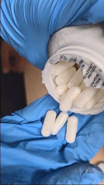 서울경찰청 광역수사단 마약수사1계 수사팀이 압수한 영양제 캡슐로 위장한 마약. [서울경찰청 제공]