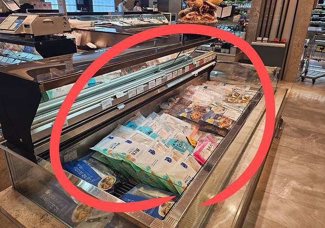 지난 14일 서울 한 대형마트의 개방형 냉장고에 냉동식품이 진열돼 있다. 김광우 기자.