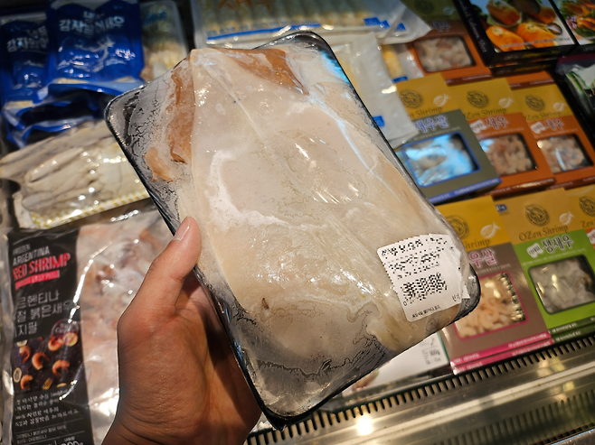 지난 14일 서울 한 대형마트의 개방형 냉장고에 냉동식품이 진열돼 있다. 김광우 기자.
