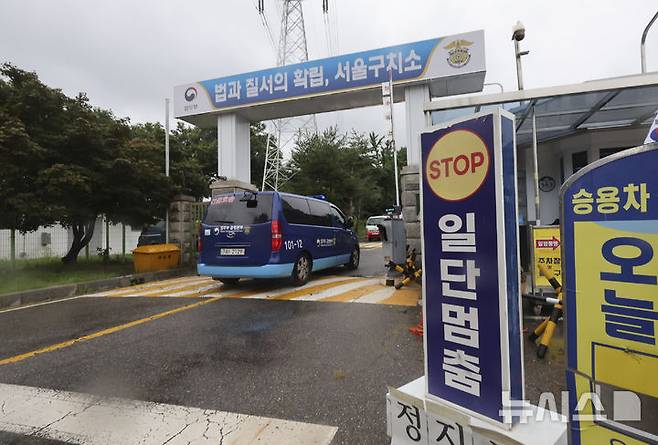 [의왕=뉴시스] 조성우 기자 = 내란 특검 2차 소환에 불응한 윤석열 전 대통령에 대한 강제 구인 절차에 돌입한 14일 오후 경기 의왕시 서울구치소로 법무부 호송차량이 들어가고 있다.  2025.07.14. xconfind@newsis.com