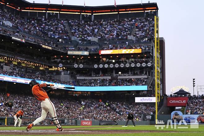 [샌프란시스코=AP/뉴시스] 샌프란시스코 자이언츠의 이정후가 11일(현지 시간) 미 캘리포니아주 샌프란시스코 오라클 파크에서 열린 2025 메이저리그 LA 다저스와의 경기 4회 말 2타점 3루타를 치고 있다. 2025.07.12.