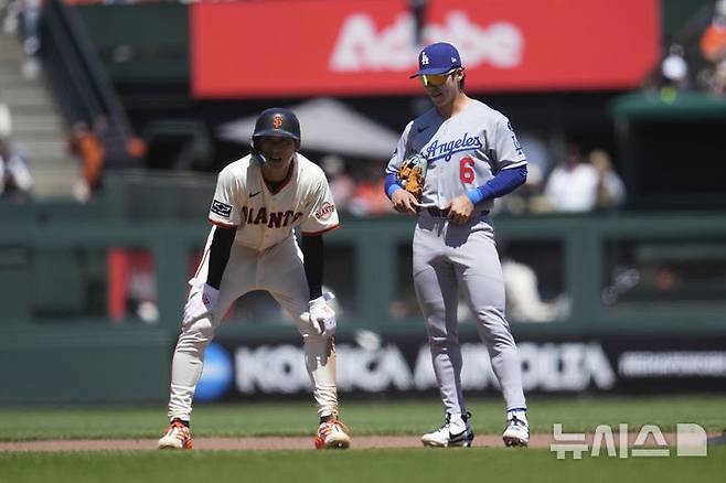 [샌프란시스코=AP/뉴시스] 샌프란시스코 자이언츠의 이정후(왼쪽)가 13일(현지 시간) 미 캘리포니아주 샌프란시스코 오라클 파크에서 열린 2025 메이저리그 LA 다저스와의 경기 7회 말 2루타 출루 후 다저스 2루수 김혜성과 얘기를 나누고 있다. 이정후는 3타수 1안타 1볼넷을 기록했고 샌프란시스코는 11회 연장 끝에 2-5로 패했다. 2025.07.14.