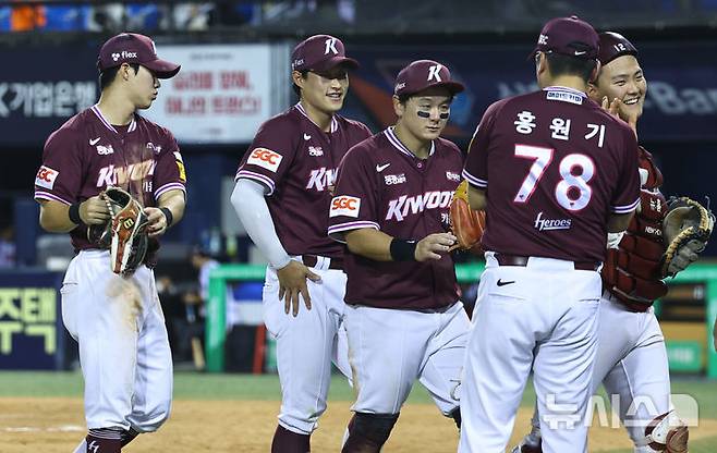 [서울=뉴시스] 최진석 기자 = 10일 서울 송파구 잠실야구장에서 열린 2025 KBO리그 키움 히어로즈와 LG 트윈스의 경기에서 4-3 승리를 따낸 키움 홍원이 감독이 선수들과 승리를 자축하고 있다. 2025.07.10. myjs@newsis.com