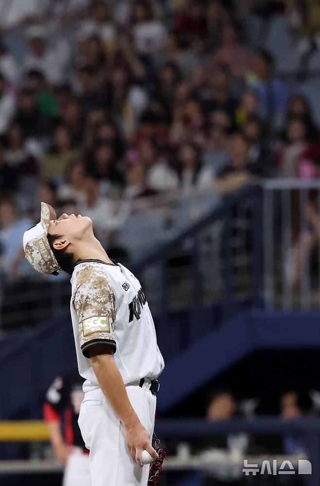 [서울=뉴시스] 배훈식 기자 = 24일 오후 서울 구로구 고척스카이돔에서 열린 2025 신한 쏠뱅크 KBO리그 키움 히어로즈와 기아 타이거즈의 경기, 5회초 6-4로 앞서며 승리 투수 요건에 1이닝만 남긴 상황에서 무사 만루 위기에 몰린 키움 선발 김윤하가 구장 천장을 보며 탄식하고 있다.. 2025.06.24. dahora83@newsis.com