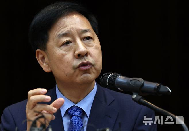 [서울=뉴시스] 조성우 기자 = 구윤철 경제부총리 겸 기획재정부 장관 후보자가 29일 오후 서울 중구 예금보험공사에서 열린 기자간담회에서 발언하고 있다. 2025.06.29. xconfind@newsis.com