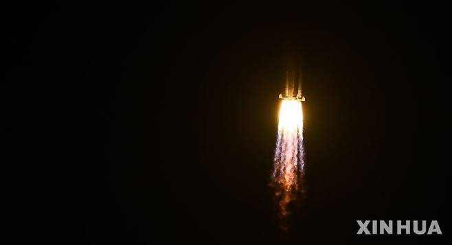 [ 원창우주기지=신화/뉴시스] 7월 15일 하이난성 원창 우주 발사기지에서 창정 10호 로켓에 실려 발사된 중국 우주화물선 톈저 9호의 발사 10분 후의 모습. 2025.07.15.