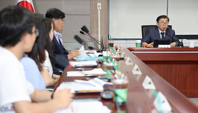 [서울=뉴시스] 유철환 국민권익위원장이 11일 서울 종로구 정부서울청사에서 열린 '직업계고 외국인 유학생 지역 산업체 취업 연계 방안 간담회'에서 인사말을 하고 있다. (사진=국민권익위원회 제공) 2025.07.11. photo@newsis.com *재판매 및 DB 금지