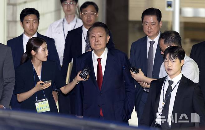 [서울=뉴시스] 김선웅 기자 = 윤석열 전 대통령이 9일 서울 서초구 서울중앙지법에서 열린 직권남용 등 혐의 영장실질심사(구속 전 피의자 심문)를 마친 뒤 대기 장소인 서울구치소로 이동하기 위해 법원을 나서고 있다. 12·3 비상계엄 사태의 '정점'으로 조은석 특별검사가 이끄는 내란 특검팀에 구속영장이 청구된 윤 전 대통령은 지난 1월 18일 내란우두머리 등 혐의 영장실질심사를 받은 지 172일 만에 재구속 기로에 서게 됐다. 2025.07.09. mangusta@newsis.com