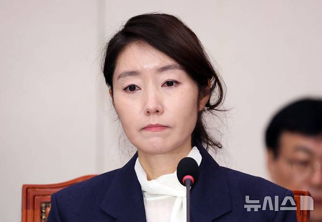 [서울=뉴시스] 고승민 기자 = 강선우 여성가족부 장관 후보자가 14일 서울 여의도 국회에서 열린 여성가족위원회의 인사청문회에서 의원 질의를 듣고 있다. 2025.07.14. kkssmm99@newsis.com
