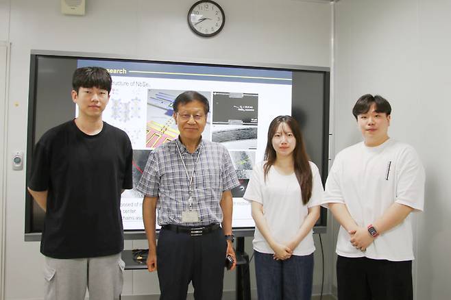 [대구=뉴시스] 대구경북과학기술원(DGIST) 박경수 교수(왼쪽 두번째)와 연구진. (사진=DGIST 제공) 2025.07.15. photo@newsis.com *재판매 및 DB 금지