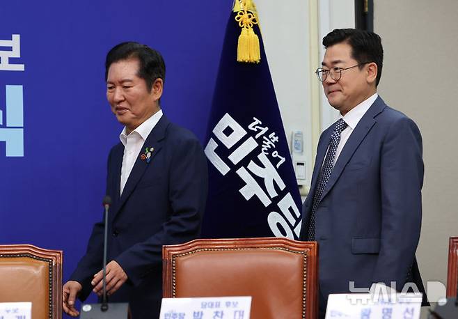 [서울=뉴시스] 김명년 기자 = 더불어민주당 당대표 후보인 정청래·박찬대 의원이 15일 오전 서울 여의도 국회에서 열린 당대표 및 최고위원 후보 공명선거 실천 서약식에서 입장하고 있다. 2025.07.15. kmn@newsis.com