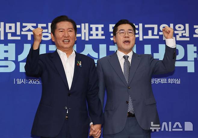 [서울=뉴시스] 김명년 기자 = 더불어민주당 당대표 후보인 정청래·박찬대 의원이 15일 오전 서울 여의도 국회에서 열린 당대표 및 최고위원 후보 공명선거 실천 서약식에서 기념촬영하고 있다. 2025.07.15. kmn@newsis.com