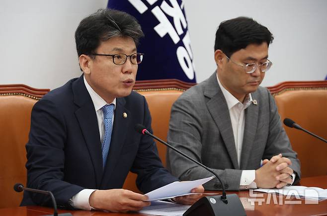 [서울=뉴시스] 조성봉 기자 = 진성준 더불어민주당 정책위의장이 15일 오전 서울 여의도 국회에서 열린 원내대책회의에서 발언을 하고 있다. 2025.07.15. suncho21@newsis.com