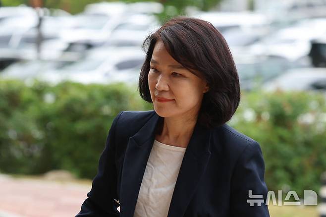 [과천=뉴시스] 권창회 기자 = 국무회의에서 배제된 이진숙 방송통신위원장이 15일 오전 경기 과천시 정부과천청사 내 방송통신위원회로 출근하고 있다. 2025.07.15. kch0523@newsis.com