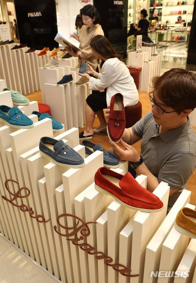 【서울=뉴시스】 14일(현지 시간) 파이낸셜타임스에 따르면 이탈리아 캐시미어 브랜드 로로피아나는 재킷 등 의류 생산을 중국 기업이 소유한 에버그린 패션 그룹에 위탁했고, 이 업체는 이를 다시 이탈리아 내 중국인이 운영하는 불법 작업장에 재하청해 밀라노 법원으로부터 사법관리 대상에 지정됐다. 사진은 서울의 한 백화점에서 고객들이 '로로 피아나' 팝업스토어에서 슈즈 상품을 보고 있는 모습. 2025.07.15.