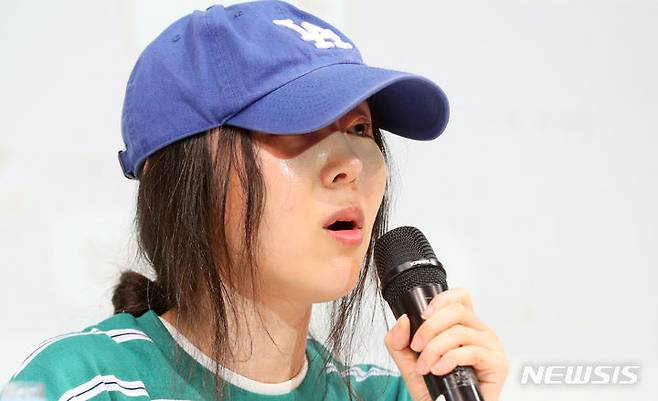 [서울=뉴시스] 김혜진 기자 = 민희진 어도어 대표가 25일 오후 서울 강남구 한국컨퍼런스센터에서 열린 긴급 기자회견에서 입장을 밝히고 있다. 하이브는 22일 민희진 대표 등이 경영권 탈취 시도를 했다며 전격 감사에 착수한 것으로 알려졌다. 민 대표는 하이브의 또 다른 산하 레이블인 빌리프랩의 걸그룹 아일릿이 뉴진스를 카피했다는 공식입장으로 맞받아쳤다. 2024.04.25. jini@newsis.com