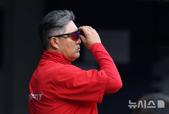 [서울=뉴시스] 이영환 기자 = 12일 오후 서울 송파구 잠실야구장에서 열린 2025 KBO리그 SSG 랜더스와 LG 트윈스의 경기에 앞서 SSG 이숭용 감독이 생각에 잠겨있다. 2025.06.12. 20hwan@newsis.com