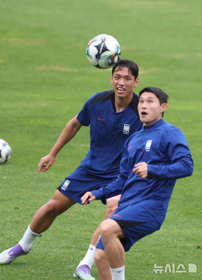 [성남=뉴시스] 황준선 기자 = 대한민국 남자 축구 국가대표팀  오세훈이 지난 14일 경기 성남시 성남종합운동장에서 훈련을 하고 있다. 2025 EAFF(동아시아축구연맹) E-1 챔피언십(동아시안컵)에 출전하는 대한민국 남자 축구 국가대표팀은 오는 15일 용인미르스타디움에서 일본과 경기를 치른다. 2025.07.14. hwang@newsis.com