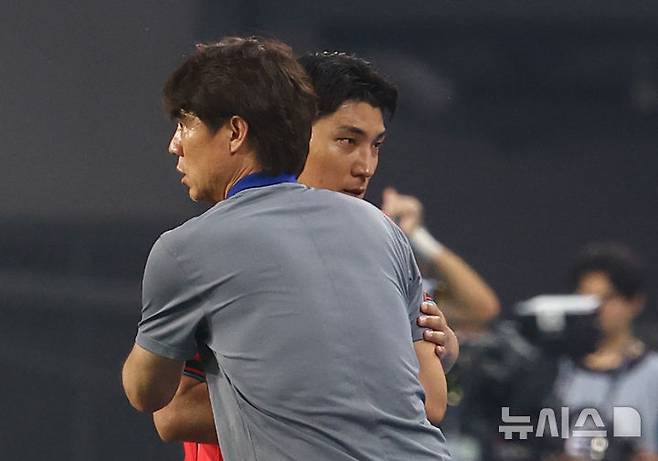 [용인=뉴시스] 박주성 기자 = 홍명보 한국 축구국가대표팀 감독이 지난 7일 경기 용인 미르스타디움에서 열린 2025 EAFF(동아시아축구연맹) E-1 챔피언십(동아시안컵) 한국 대 중국과 경기에서 교체아웃되는 주민규를 안아주고 있다. 2025.07.07. park7691@newsis.com