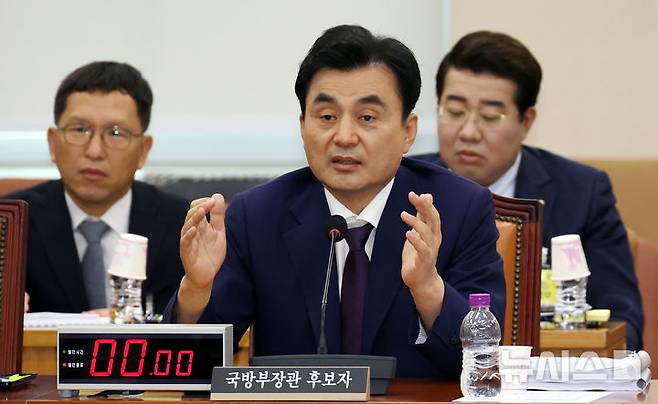 [서울=뉴시스] 조성봉 기자 = 안규백 국방부 장관 후보자가 15일 서울 여의도 국회 국방위원회에서 열린 인사청문회에서 의원들의 질의에 답변하고 있다. 2025.07.15. suncho21@newsis.com