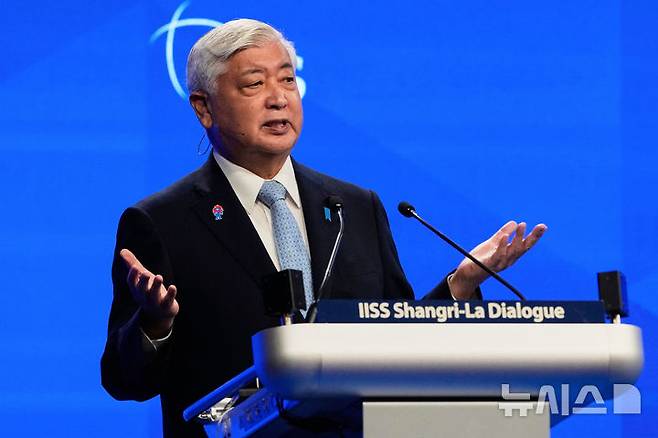 [싱가포르=AP/뉴시스] 미국이 대만 유사시 어떤 역할을 취할지 밝힐 것을 압박했다는 외신의 보도에 대해 나카타니 겐(中谷元) 일본 방위상은 사실 확인을 피했다. 사진은 나카타니 방위상이 지난 5월 31일 싱가포르에서 열린 제22차 아시아 안보회의(샹그릴라 대화)에서 연설하고 있는 모습. 2025.07.15.