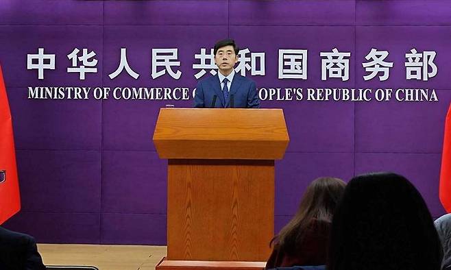 [서울=뉴시스] 중국은 세계 산업 및 공급망의 안정성과 보안 유지에 지속적으로 중시하고 있으며, 관련 법규에 따라 희토류 관련 수출 허가 신청 심사를 강화하고 있다고 상무부가 지난달 25일 밝혔다. 정례 브리핑하는 허야둥 중국 상무부 대변인 (출처: 중국 상무부) 2025.07.15.