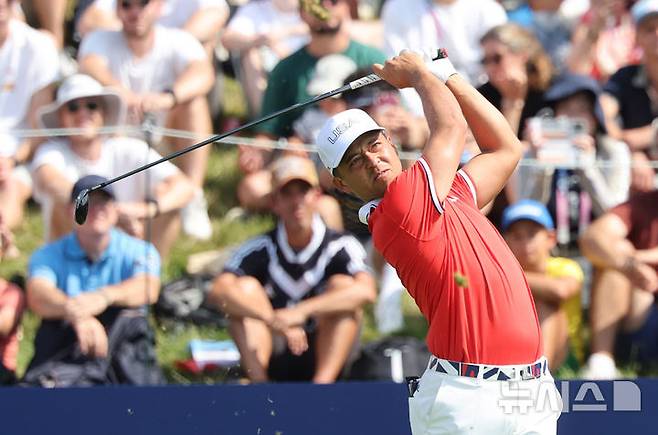 [기앙쿠르(프랑스)=뉴시스] 김진아 기자 = 미국 잰더 쇼플리가 1일(현지시각) 프랑스 기앙쿠르 르 골프 나쇼날에서 열린 2024 파리 올림픽 골프 남자 스트로크 플레이 1라운드에서 1번홀 티샷을 하고 있다. 2024.08.01. bluesoda@newsis.com