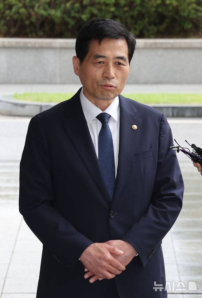 [서울=뉴시스] 배훈식 기자 = 김민기 국회 사무총장이 15일 오후 서울 서초구 서울고등검찰청에 마련된 조은석 내란 특검 사무실에 참고인 자격으로 출석하며 취재진 질문에 답하고 있다. 2025.07.15. dahora83@newsis.com