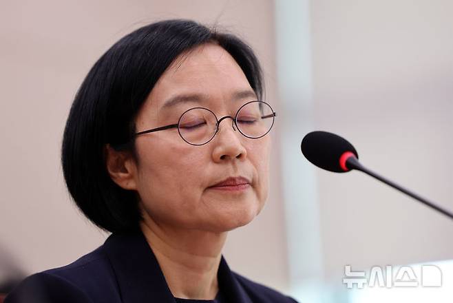 [서울=뉴시스] 김명년 기자 = 한성숙 중소벤처기업부 장관 후보자가 15일 서울 여의도 국회 산업통상자원중소벤처기업위원회에서 열린 인사청문회에서 눈을 감고 있다. 2025.07.15. kmn@newsis.com