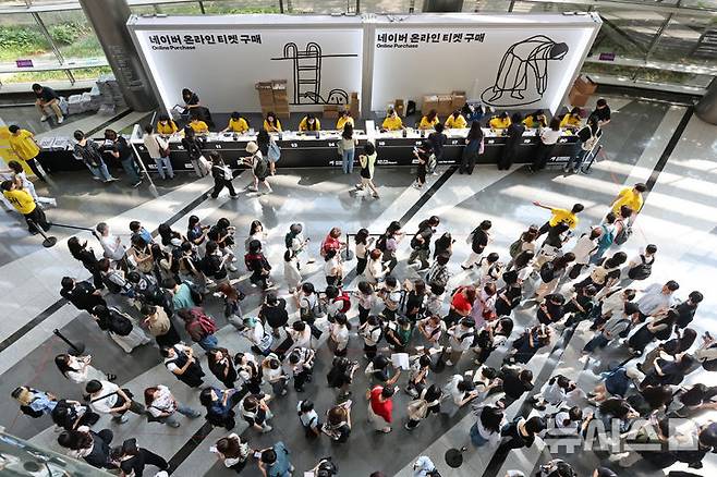 [서울=뉴시스] 박진희 기자 = '2025 서울국제도서전'이 열린 18일 서울 강남구 코엑스 행사장을 찾은 관람객들이 이른 아침 시간부터 입장을 기다리고 있다. 올해 도서전에는 한국을 포함해 17개국의 530여 개 출판사와 출판 관련 단체 등이 참가한다. 2025.06.18. pak7130@newsis.com