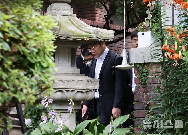 [서울=뉴시스] 김선웅 기자 = 김건희 여사 관련 의혹을 수사하는 민중기 특검팀이 15일 오전 서울 강남구 역삼동에 위치한 건진법사 전성배 씨 법당에 대한 압수수색을 진행 중인 가운데 특검팀 관계자들이 분주하게 움직이고 있다. (공동취재) 2025.07.15. photo@newsis.com