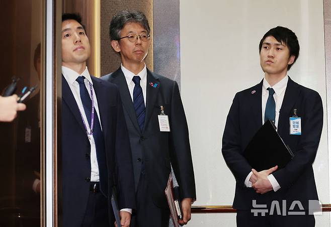 [서울=뉴시스] 김명원 기자 = 이세키 요시아스 주한일본대사관 정무공사(총괄공사 대리)가 15일 서울 종로구 외교부에 21년째 '독도는 일본땅'이라는 日방위백서와 관련해 초치되어 들어서고 있다. 일본 방위성은 이날 각의(국무회의) 이후 발표한 2025년 방위백서를 보면, 방위성은 인도·태평양 지역의 안보 환경을 설명하는 대목에서 "우리나라 고유의 영토인 북방영토(쿠릴 열도의 일본식 표현)와 다케시마(竹島·일본 주장 독도명) 영토 문제가 여전히 미해결 상태로 존재한다"고 명시했다. 2025.07.15. kmx1105@newsis.com