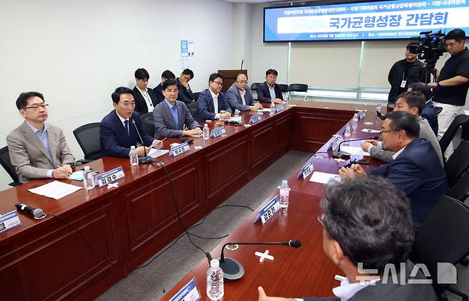 [서울=뉴시스] 김금보 기자 = 박수현 국정기획위원회 국가균형성장특별위원회 위원장이 15일 오후 서울 여의도 국회 의원회관에서 열린 '더불어민주당 자치분권균형발전전국회의-국정기획위원회 국가균형성정특별위원회-지방시대위원회 5극3특 국가균형성장 간담회'에서 발언을 하고 있다. 2025.07.15. kgb@newsis.com