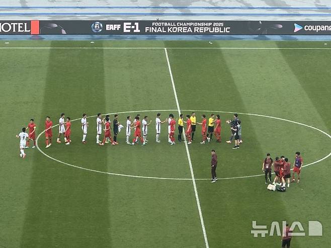 [용인=뉴시스] 김진엽 기자= 중국 남자 축구 대표팀이 15일 오후 4시 용인 미르스타디움에서 열린 홍콩과의 2025 동아시아축구연맹(EAFF) E-1 챔피언십(동아시안컵) 남자부 3차전에서 1-0 승리를 거뒀다. 2025.07.15. wlsduq123@newsis.com