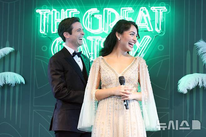 [서울=뉴시스] 박진희 기자 = 뮤지컬 '위대한 개츠비' 배우 매트 도일(Matt Doyle, 제이 개츠비 역)과 센젤 아마디(Senzel Ahmady, 데이지 뷰캐넌 역)가 15일 서울 서초구 솔빛섬에서 열린 서울 론칭 쇼케이스에 참석하여 주요 넘버를 시연하고 있다. 2025.07.15. pak7130@newsis.com