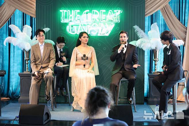 [서울=뉴시스] 박진희 기자 = 신춘수(왼쪽부터) 오디컴퍼니 대표겸 프로듀서, 배우 센젤 아마디(Senzel Ahmady, 데이지 뷰캐넌 역), 매트 도일(Matt Doyle, 제이 개츠비 역)이 15일 서울 서초구 솔빛섬에서 뮤지컬 '위대한 개츠비' 서울 론칭 쇼케이스 기자간담회를 하고 있다. 2025.07.15. pak7130@newsis.com